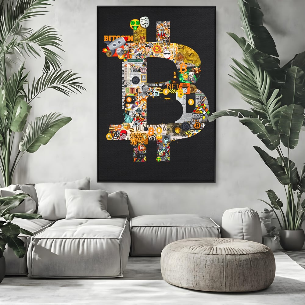 Tablou canvas cu tablou canvas cu simbolul bitcoin din colaje, in rama de aluminiu negru, pe perete intr-un living